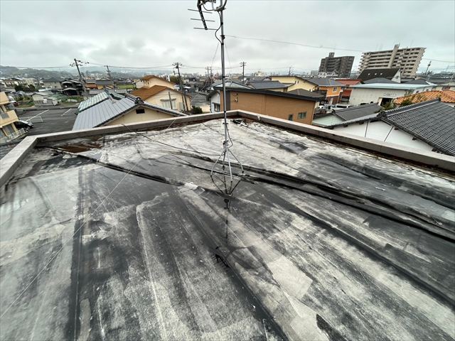 周南市で屋上防水の劣化を点検、シート防水の浮きが広範囲に発生